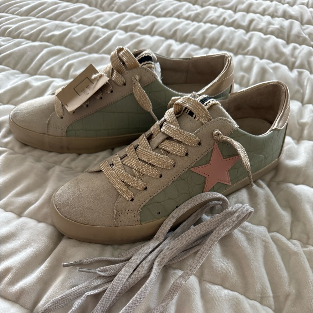 New. Never worn. Size 5 youth but, fits a 6.5 or 7 in woman’s.